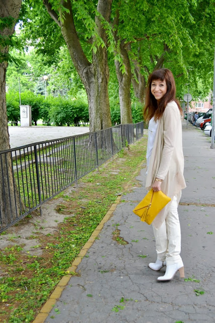 svetlý outfit_biele čižmy_žltá listová kabelka_koža_vinník_Katharine-fashion is beautiful