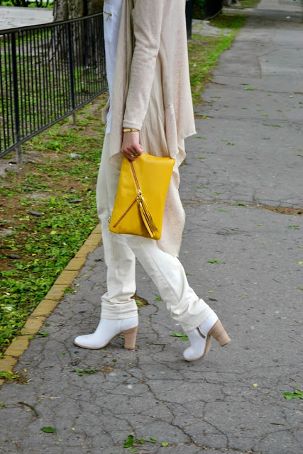 vinník_biele čižmy_kožená žltá kabelka do ruky_krémový sveter_detail_Katharine-fashion is beautiful