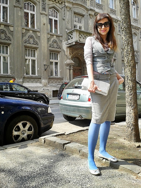 sivá sukňa_sivá vesta_o veste_modré pančuchy_štýlový outfit_Katharine-fashion is beautiful