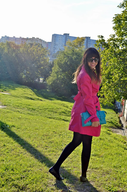ružový kabát_čierne pančuchy_tyrkysová kabelka_Katharine-fashion is beautiful