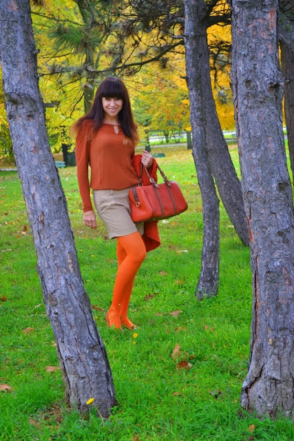 jesenný outfit_oranžové pančuchy_béžové šortky_Katharine-fashion is beautiful