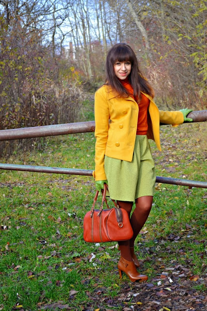 farebný outfit_zelená sukňa_žltý kabát_hnedé čižmy_kathrine-fashion is beautiful