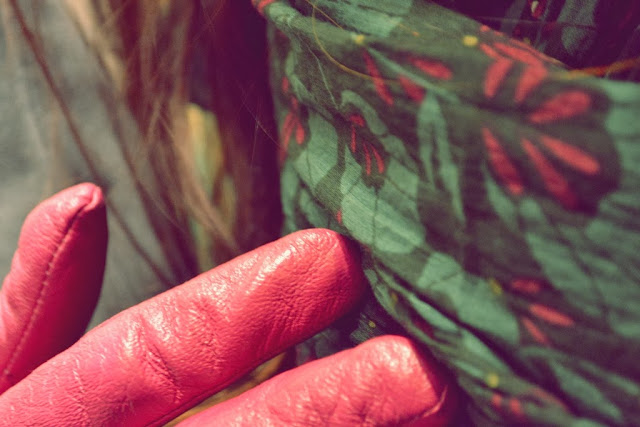 zelený šál_ružové kožené rukavice_detail_Katharine-fashion is beautiful