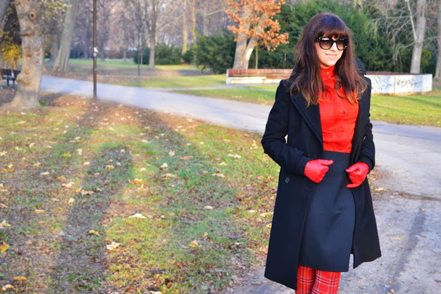 portrét_úsmev_červená košeľa_čierny kabát_handmade sukňa_kárované pančuchy_katharine-fashion is beautiful