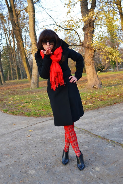 kárované pančuchy_zimný čierny kabát_červený šál_katharine-fashion is beautiful