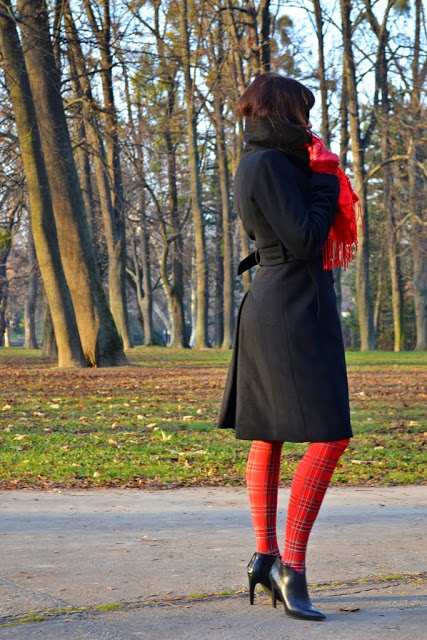 outfit_zimný čierny kabát_kárované pančuchy_katharine-fashion is beautiful