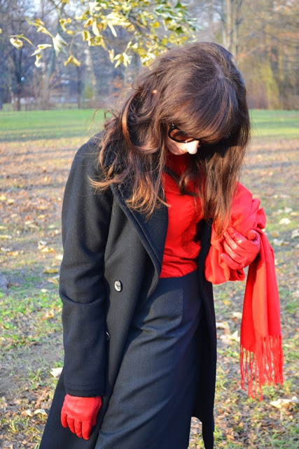 čierny kabát_červená košeľa_detail_červený šál_katharine-fashion is beautiful