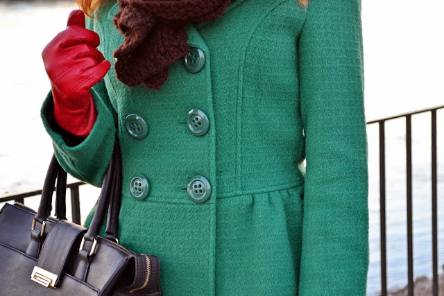 zelený kabát_červené kožené rukavice_detail_katharine-fashion is beautiful_prechádzka pri dunaji