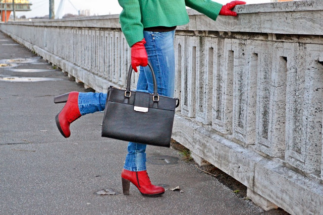 zelený kabát_červené kožené rukavice_detail_červené čižmy_katharine-fashion is beautiful_prechádzka pri dunaji