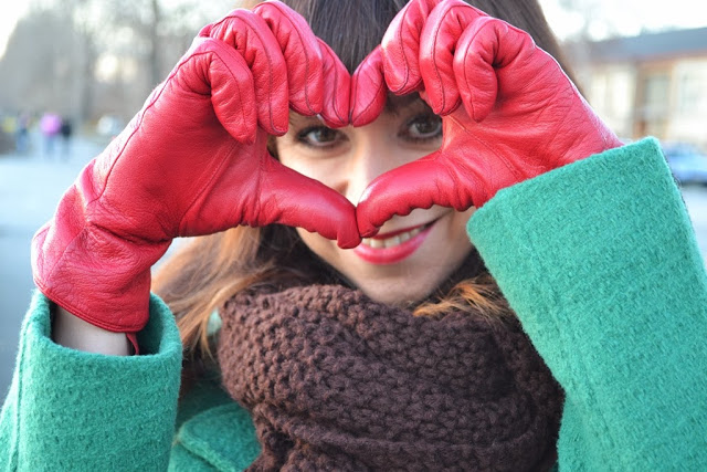 zelený kabát_červené kožené rukavice_detail_úsmev_katharine-fashion is beautiful