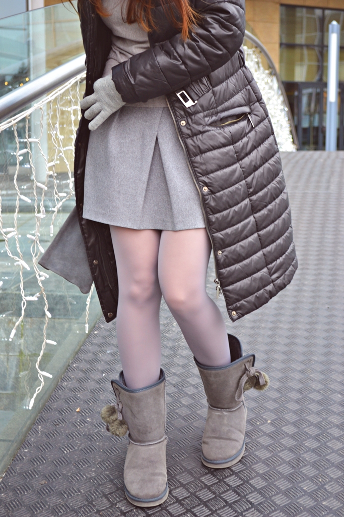 mini sivá sukňa_sivé pančuchy_Take it easy!_Katharine-fashion is beautiful_čierny prešívaný kabát
