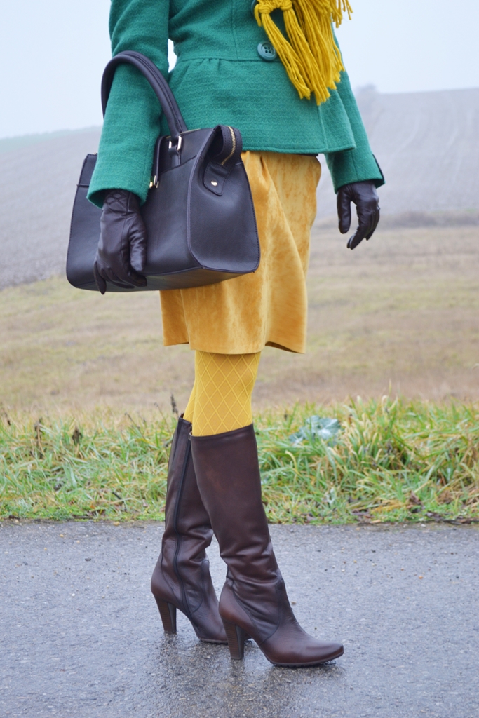 zelený kabát_hnedé čižmy_žltá sukňa_Katharine-fashion is beautiful