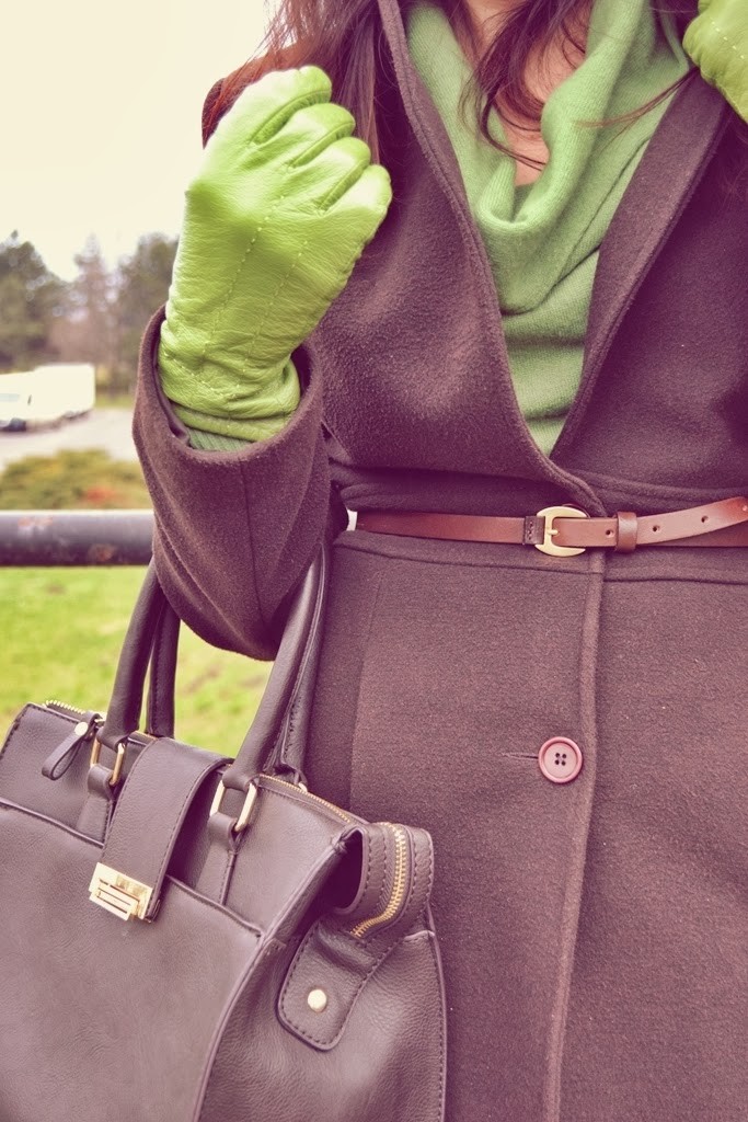 hnedý kabát_zelené kožené rukavice_detail_Katharine-fashion is beautiful_žakár