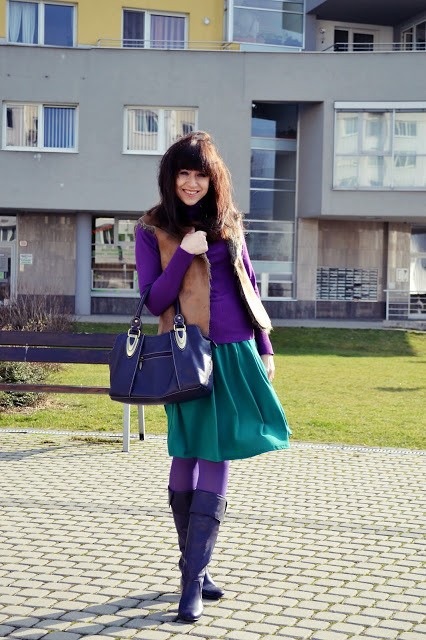 farebný outfit do mesta_zelená sukňa_Katharine-fashion is beautiful_Fialový rolák_Kožušinová vesta