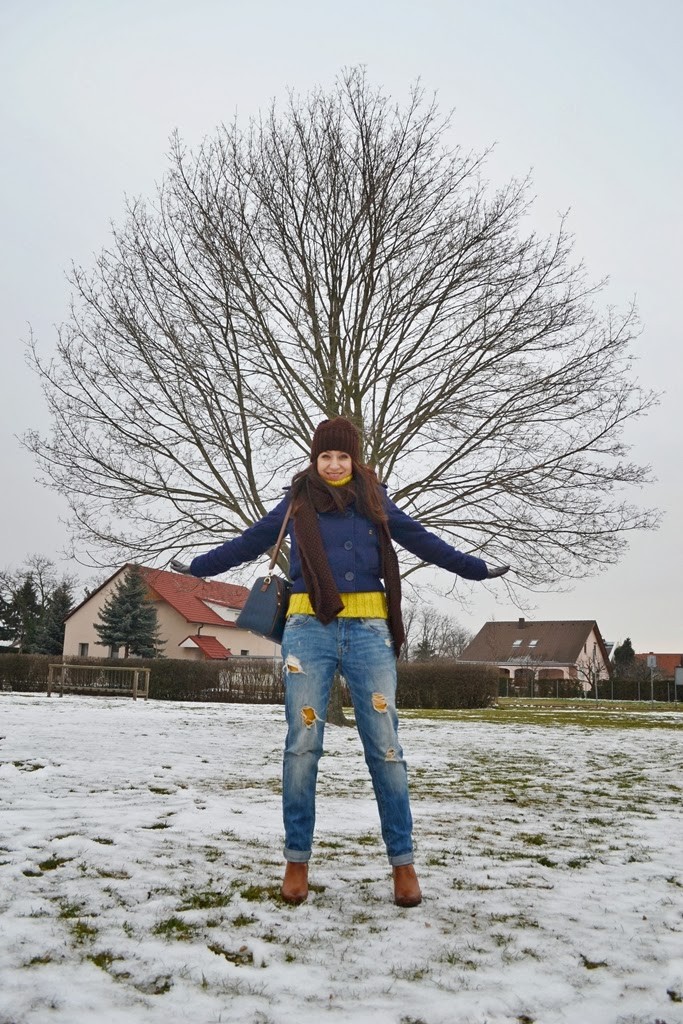 outfit-roztrhané džínsy_modrá bunda_žlté pančuchy_Jeans to be ripped Katharine-fashion is beautiful