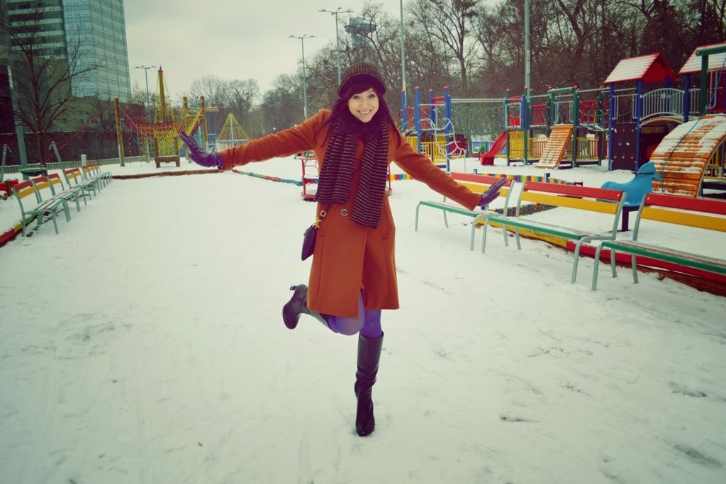 farebné silonky_hnedý kabát_zimný outfit_Grey winter needs colours_Katharine-fashion is beautiful