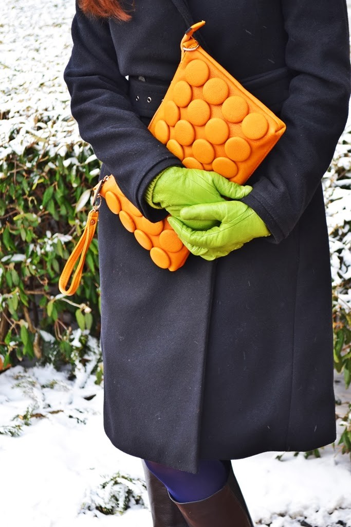 zelené kožené rukavice_zimný čierny kabát_žltá kabelka_detail_Katharine-fashion is beautiful