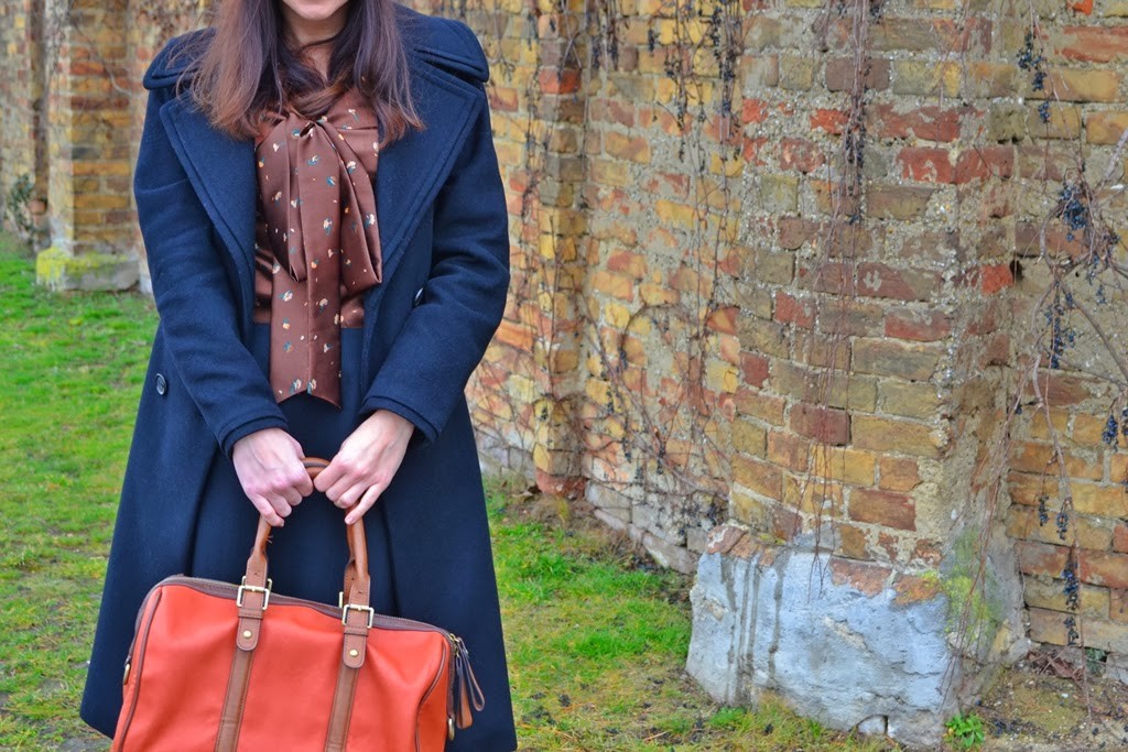 blúzka s mašľou_oranžová kabelka_čierny kabát_detail_Katharine-fashion is beautiful