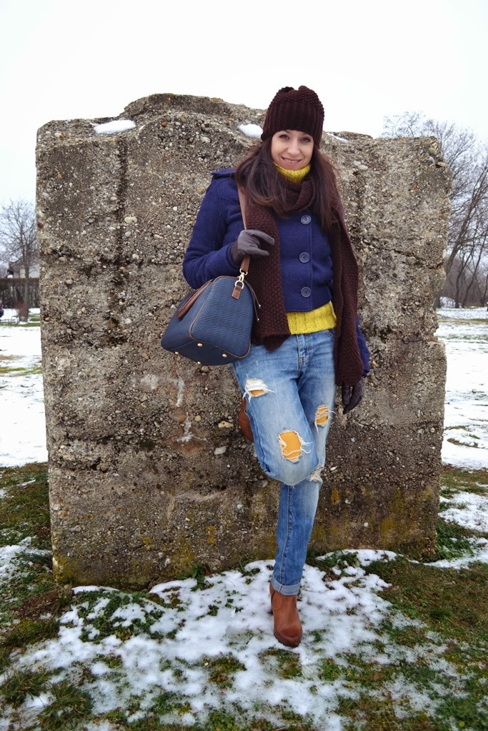 outfit_džínsy s dierami_žlté pančuchy_modrá bunda_Katharine-fashion is beautiful