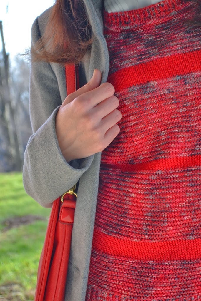 sivý kabát_červená vesta_detail_Katharine-fashion is beautiful