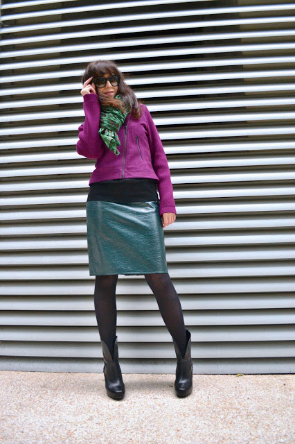 outfit_koženková zelená sukňa_fialová motorkárska bunda na obzore_Katharine-fashion is beautiful_Čierne pančuchy