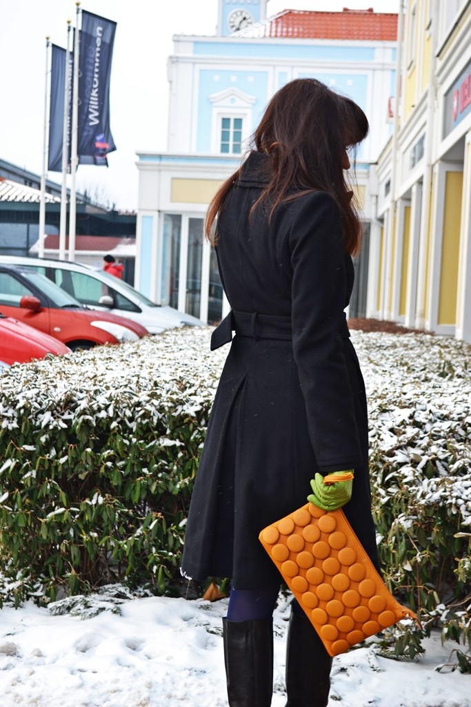 čierny kabát_detail_žltá listová kabelka_Katharine-fashion is beautiful