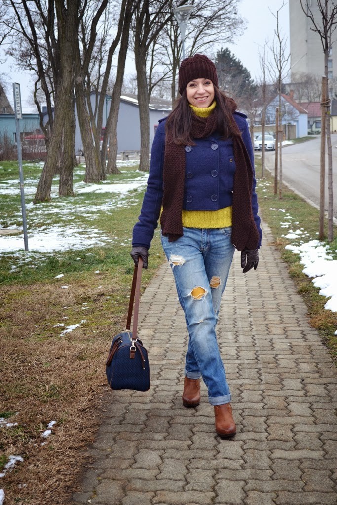 roztrhané džínsy_pohodlný outfit_modrá bunda_žlté pančuchy_Katharine-fashion is beautiful