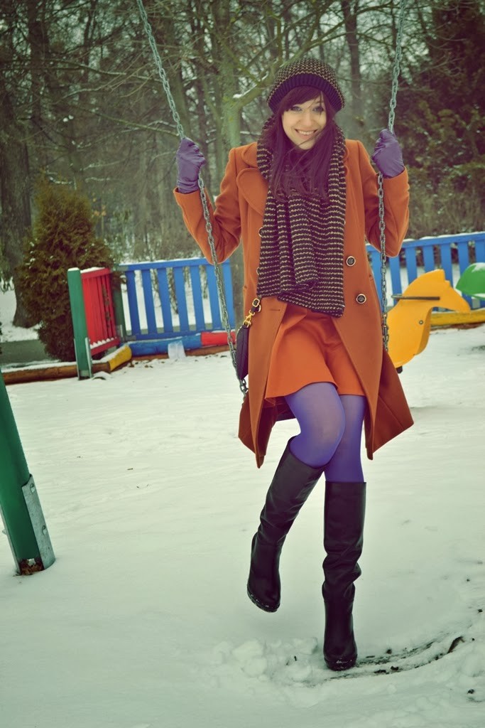 štýlový outfit_hnedý kabát_fialové silonky_mini sukňa_Katharine-fashion is beautiful