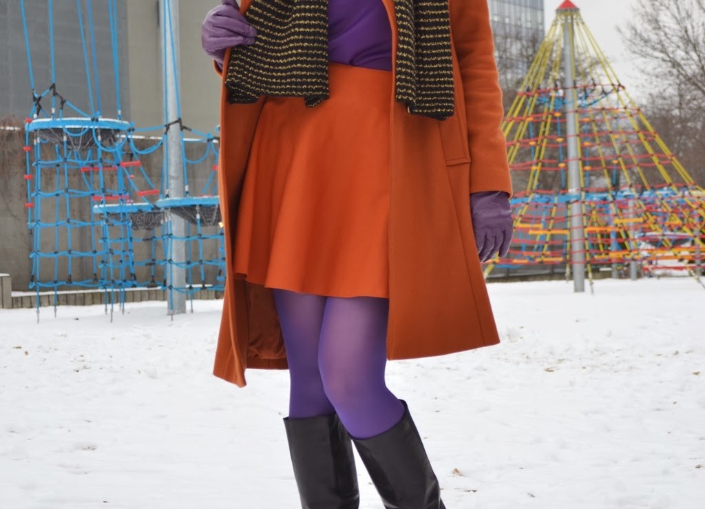 fialové silonky_pančuchy_detail_hnedý kabát_mini sukňa_Katharine-fashion is beautiful