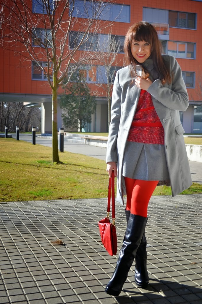 outfit_červené pančuchy_sivá sukňa_sivý kabát_Katharine-fashion is beautiful_nedeľný krátky pozdrav