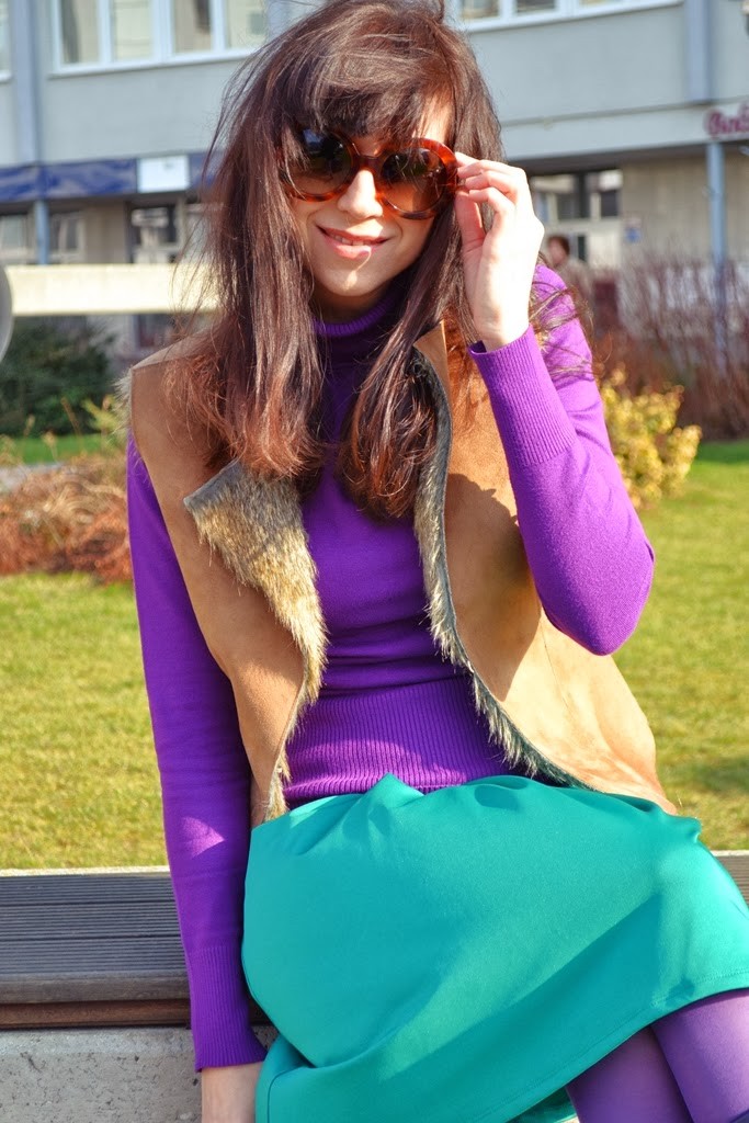 outfit_Not only colours_Katharine-fashion is beautiful_Fialový rolák_Kožušinová vesta_nielen farby