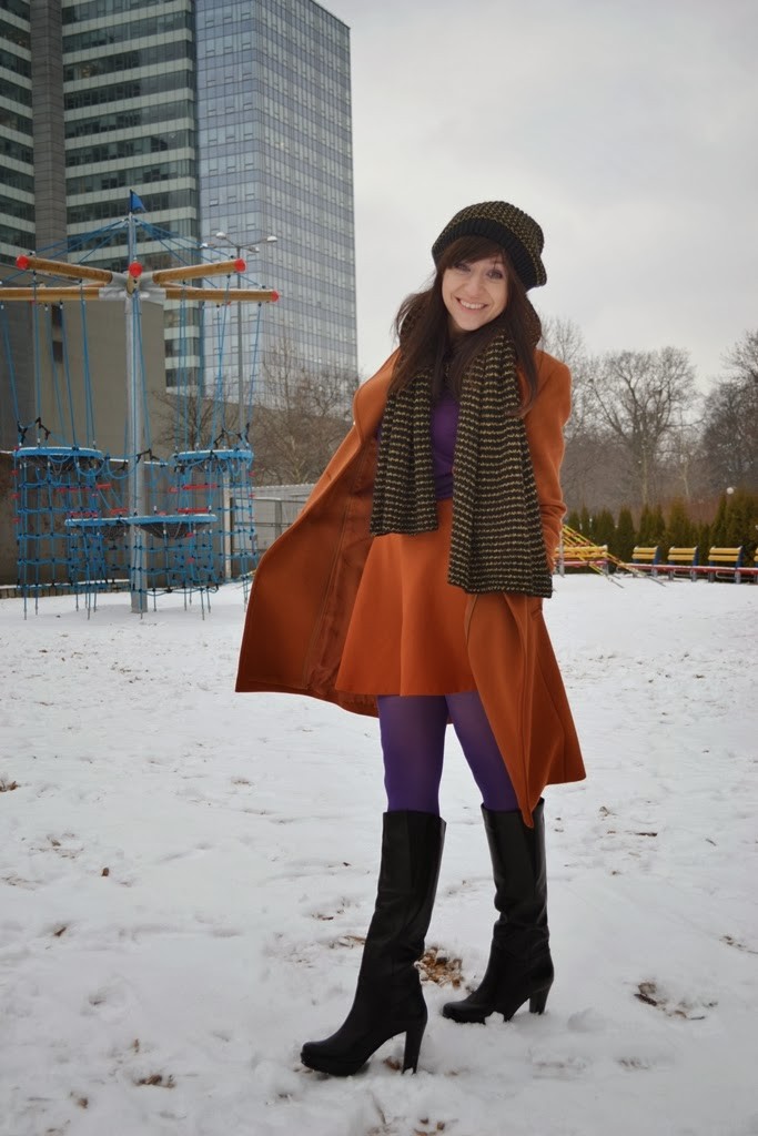 farebné silonky_mini sukňa_hnedý kabát_fialové pančuchy_zimný outfit_Katharine-fashion is beautiful
