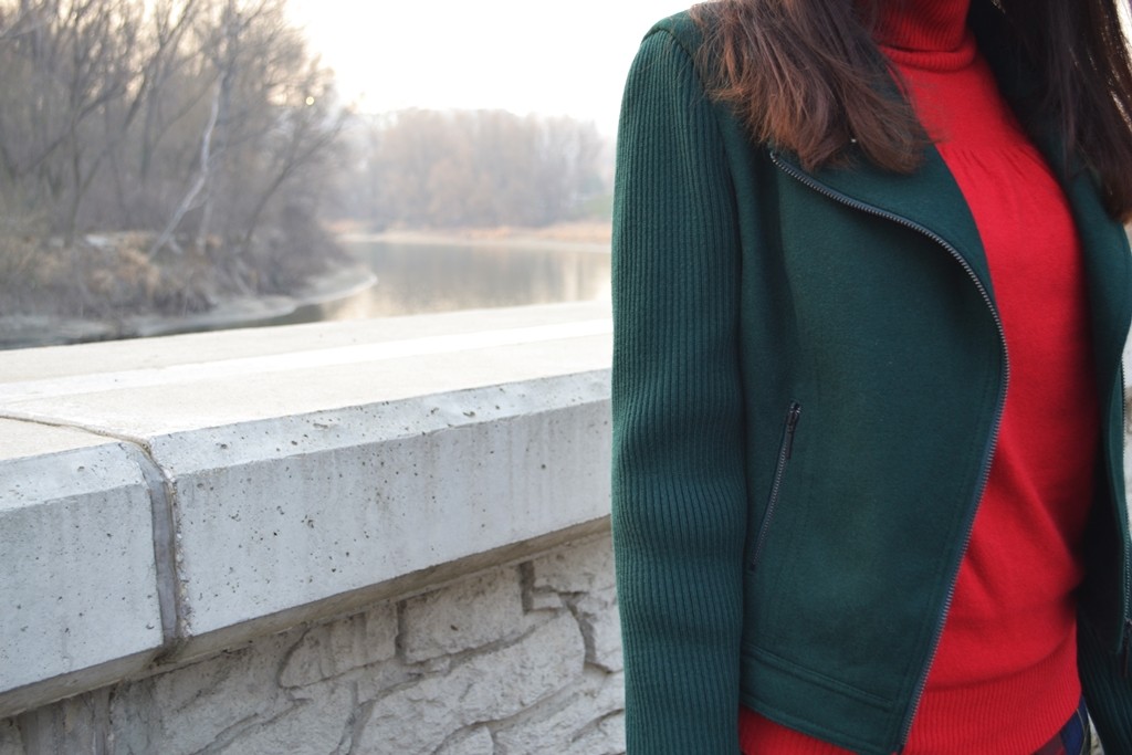 zelená bunda_červený sveter_detail_Katharine-fashion is beautiful