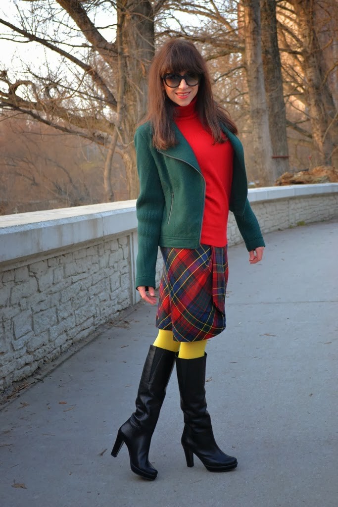 zimný outfit_červený rolák_zelený kabát_károvaná sukňa_Katharine-fashion is beautiful_žltý prúžok