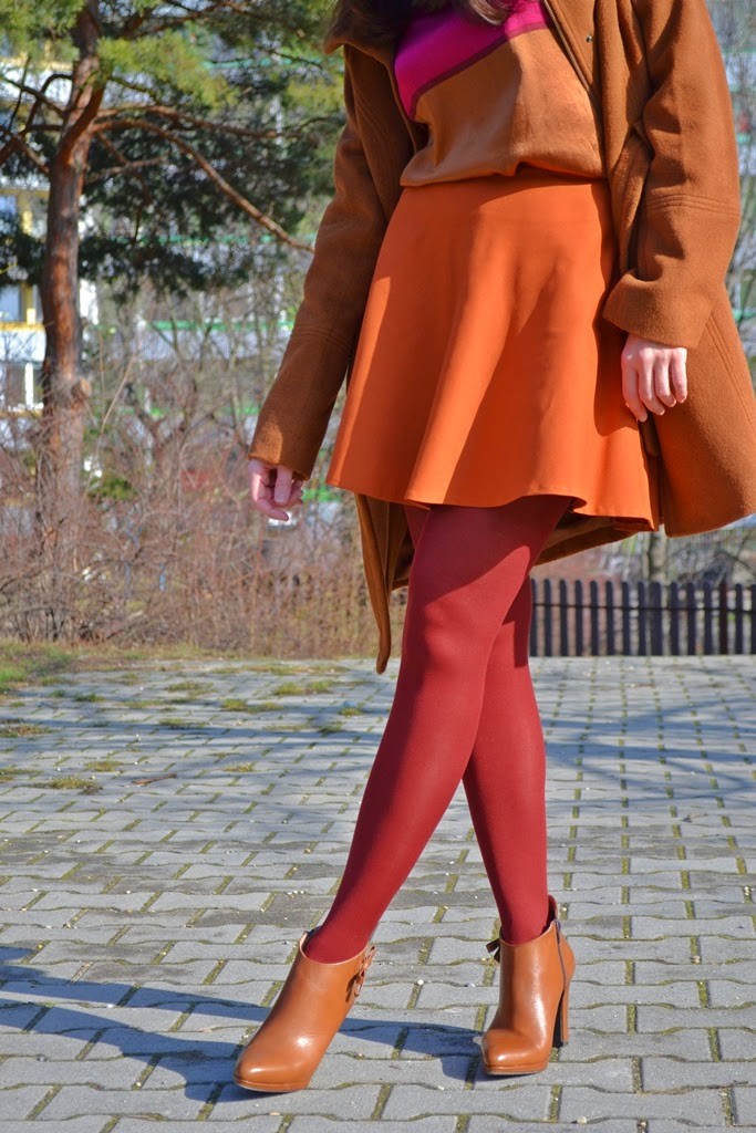 hnedá mini sukňa_hnedý kabát_bordové pančuchy_Katharine-fashion is beautiful_zmena môže byť pozitívna