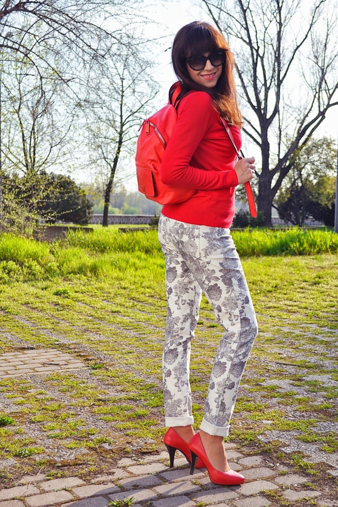 outfit_kvetované džínsy_červený ruksak_Katharine-fashion is beautiful_do školy len s ruksakomutiful