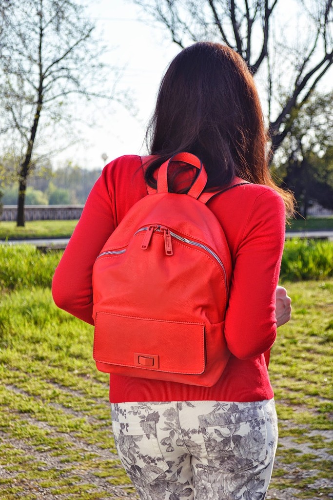 detail_červený ruksak_Katharine-fashion is beautiful
