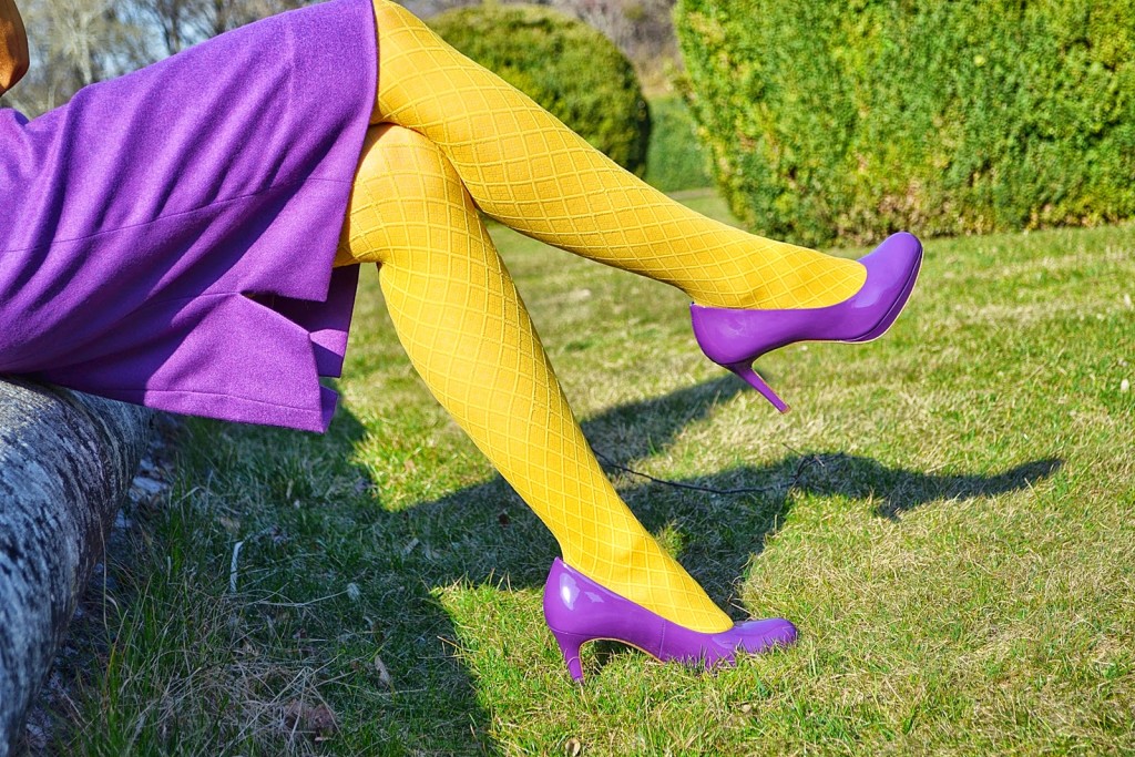 žlté pančuchy_detail_fialové lakované lodičky_Katharine-fashion is beautiful_Týždenná správa na zamyslenie