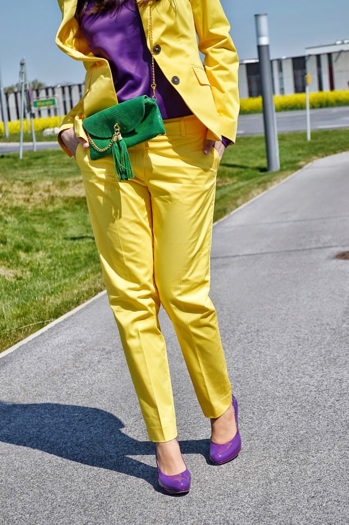 žltý kostým_detail_fialové lodičky_Katharine-fashion is beautiful