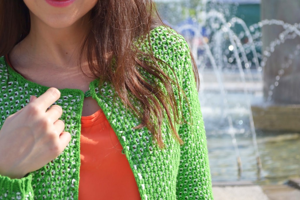 detail_Katharine-fashion is beautiful_oranžový top_zelený sveter_Katarína Jakubčová_Fashion blogger