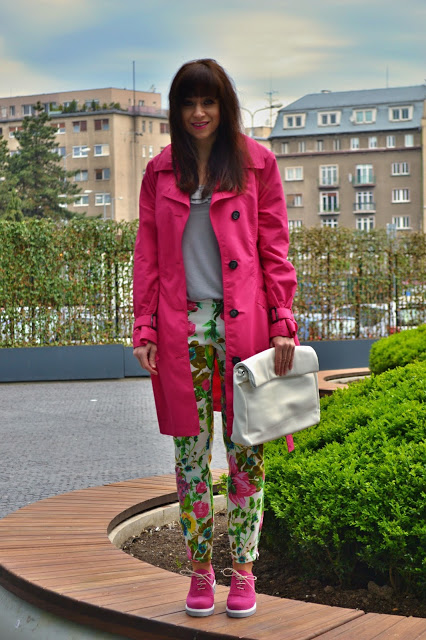 Outfit_Katharine-fashion is beautiful_Ružový trenčkot_Kvetované džínsy_Ružové semišové topánky_Katarína Jakubčová_Fashion blogger