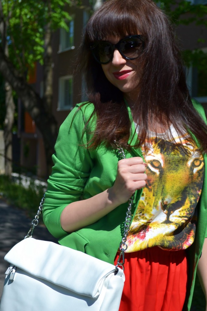 Tričko so zvieracím motívom_Katharine-fashion is beautiful_Červená sukňa_Animal print_Katarína Jakubčová_Fashion blogerka