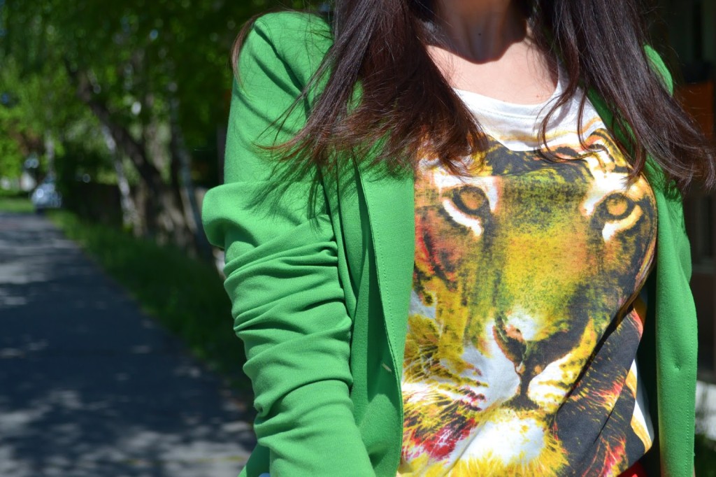 Tričko so zvieracím motívom_Zelené sako More&More_Detail_Katarína Jakubčová_Fashion blogerka