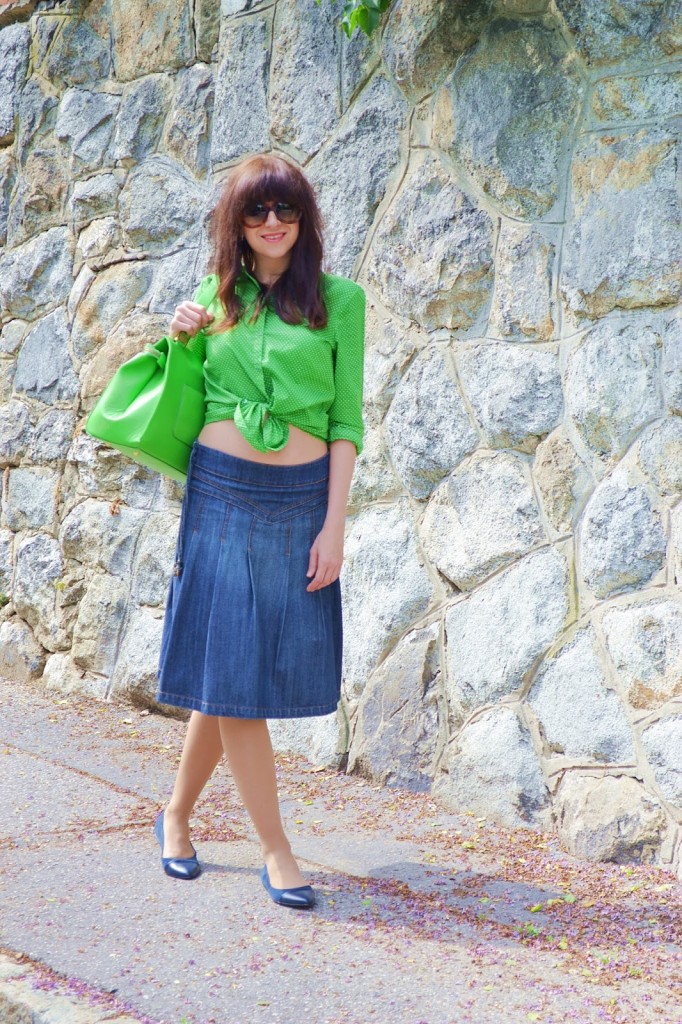 Fault crop top_Outfit_Midi sukňa_Zelená bodkovaná košeľa_Katarína Jakubčová_blogerka