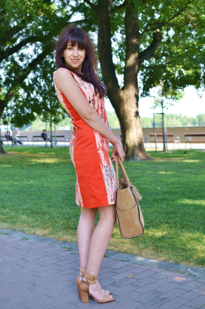 Náš zákazník, náš pán_Katharine-fashion is beautiful_Vzorované šaty_Béžová kabelka_Katarína Jakubčová_Fashion blogger
