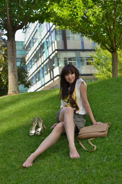 Mestská džungľa_Zlaté sandále_Kakhi šortky_Kabelka Parfois_Katarína Jakubčová_Fashion blogerka