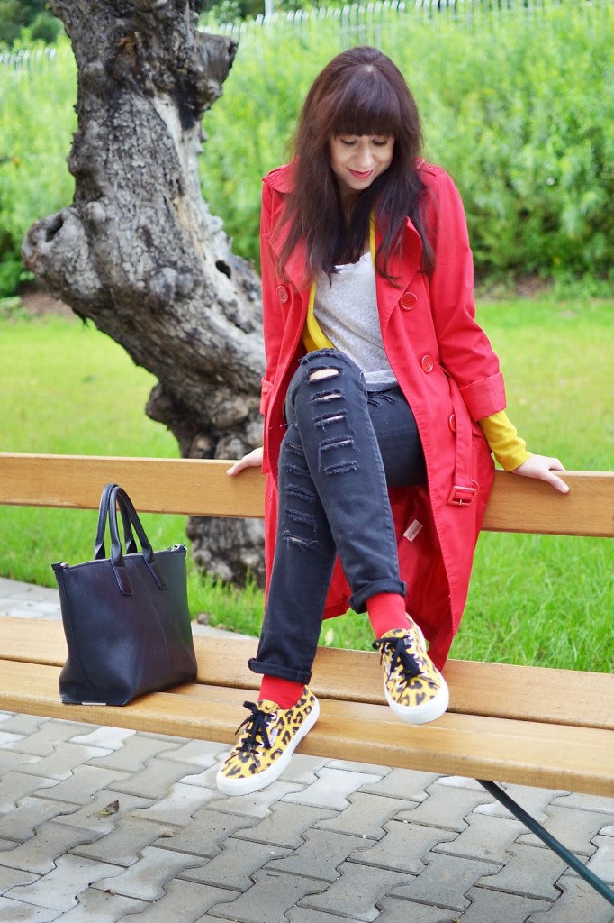 #Superga_Katharine-fashion is beautiful_Červený trenčkot_Roztrhané džínsy_Červené ponožky_Katarína Jakubčová_Fashion blogger