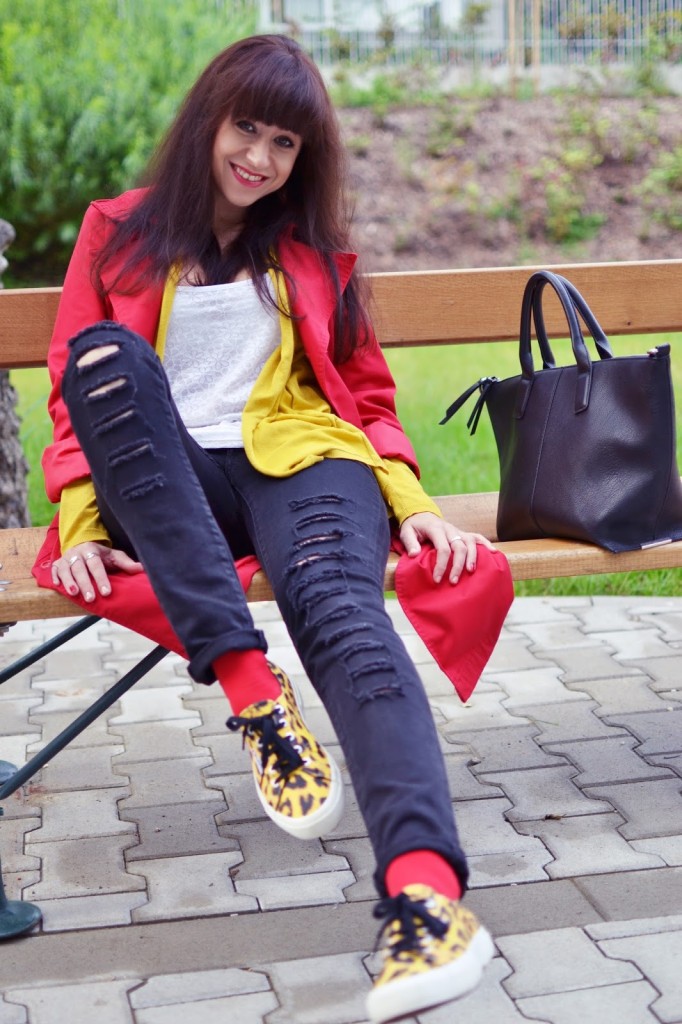 #Superga_Katharine-fashion is beautiful_Červený trenčkot_Roztrhané džínsy_Červené ponožky_Katarína Jakubčová_Fashion blogger
