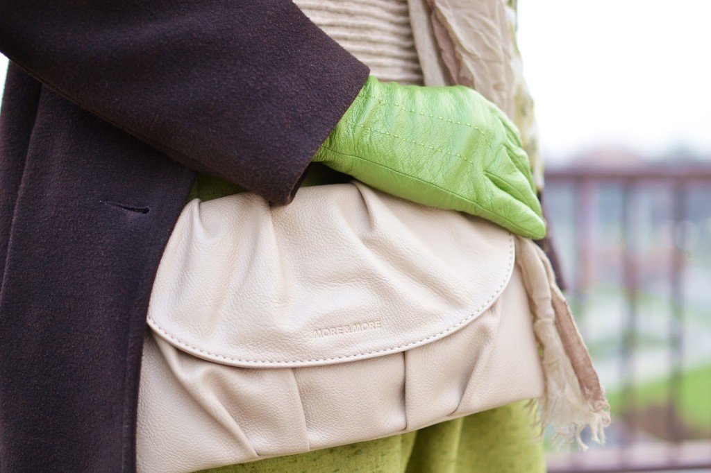 Sila šálu!_Katharine-fashion is beautiful_Zelené kožené rukavice_Hnedé pančuchy_Zelená sukňa_Katarína Jakubčová_Fashion blogger