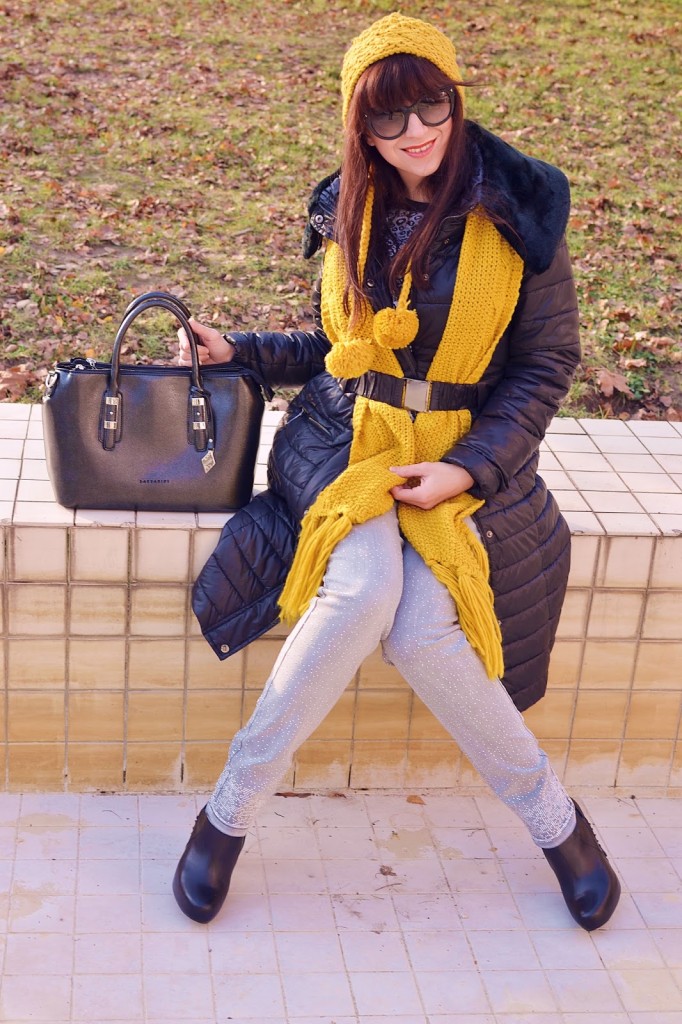COPY & PASTE_Katharine-fashion is beautiful_Žltá čiapka_Žltý šál_Sivé džínsy_Katarína Jakubčová_Fashion blogger